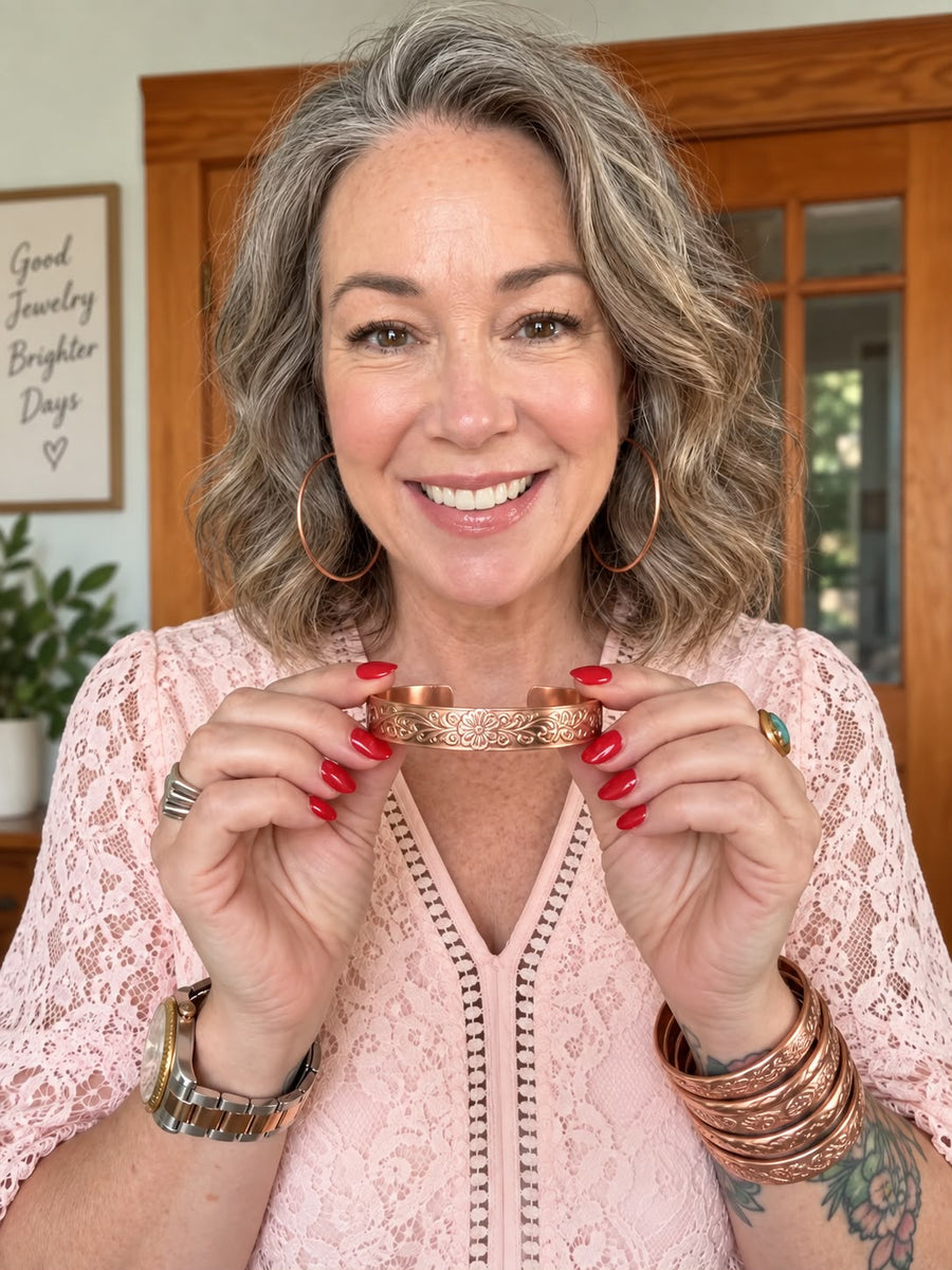Clienta con brazalete de cobre con motivo floral